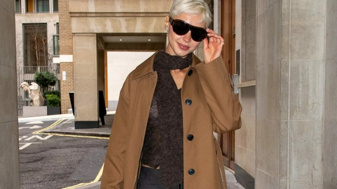 Η Άιρις Λο με total look από τη Mango
