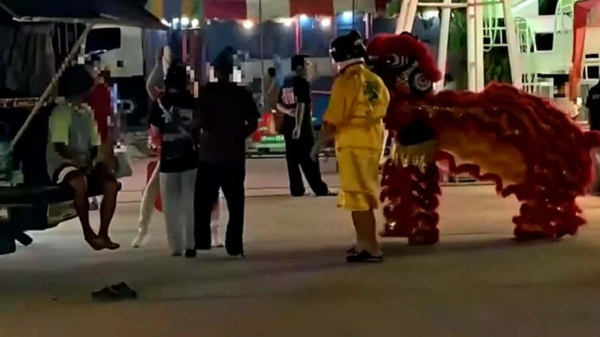 Ταϊλάνδη: Αστυνομικοί φόρεσαν στολή λιονταριού για να πιάσουν διαρρήκτη, δείτε τη στιγμή της σύλληψης