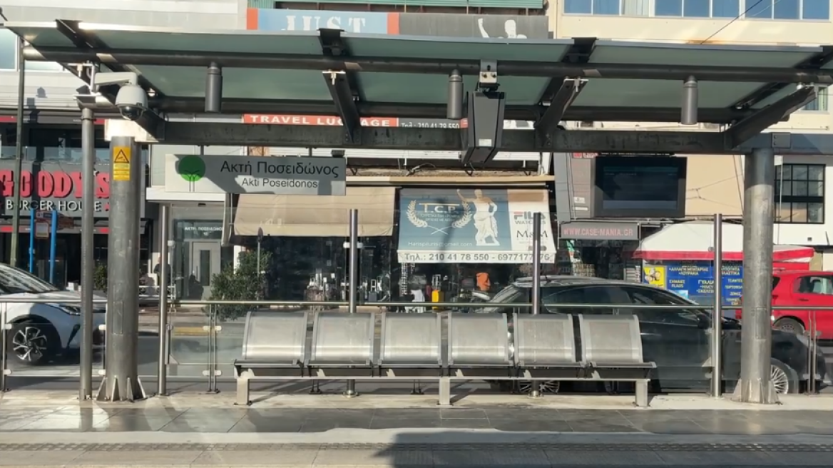 Το τραμ «έδεσε» στο λιμάνι του Πειραιά, δίπλα στα πλοία η στάση 
