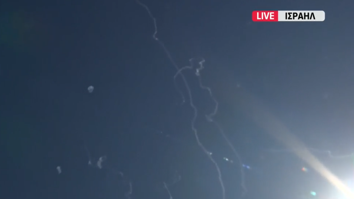Η στιγμή της κατάρριψης ιρανικών πυραύλων από την αεροάμυνα του Ισραήλ: «Είναι ακριβώς από πάνω μας»