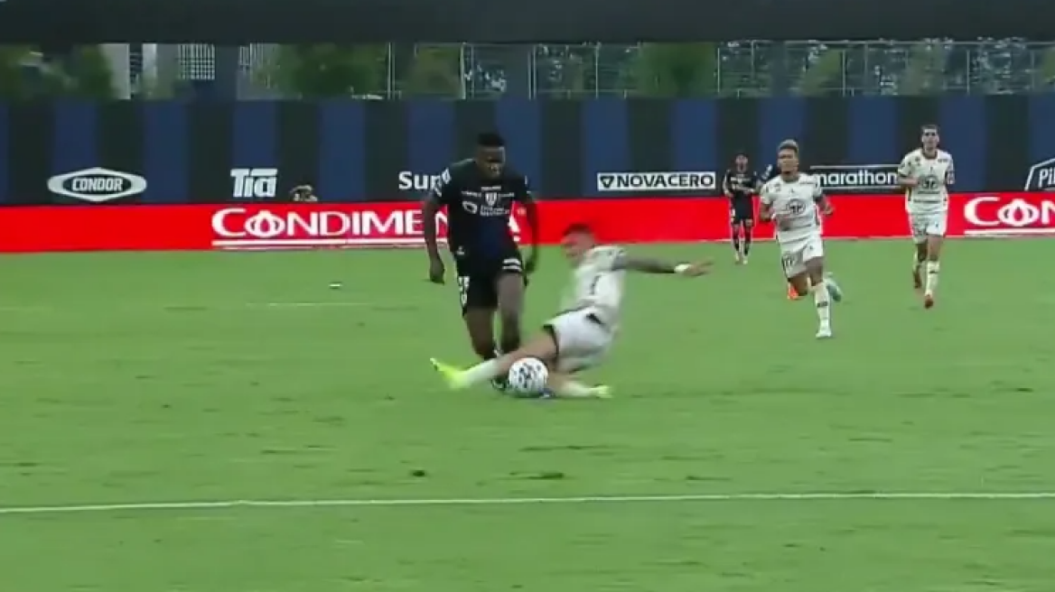 Δολοφονικό τάκλιν σε αγώνα στο Εκουαδόρ: Έσπασε το πόδι 22χρονου επιθετικού, δείτε βίντεο