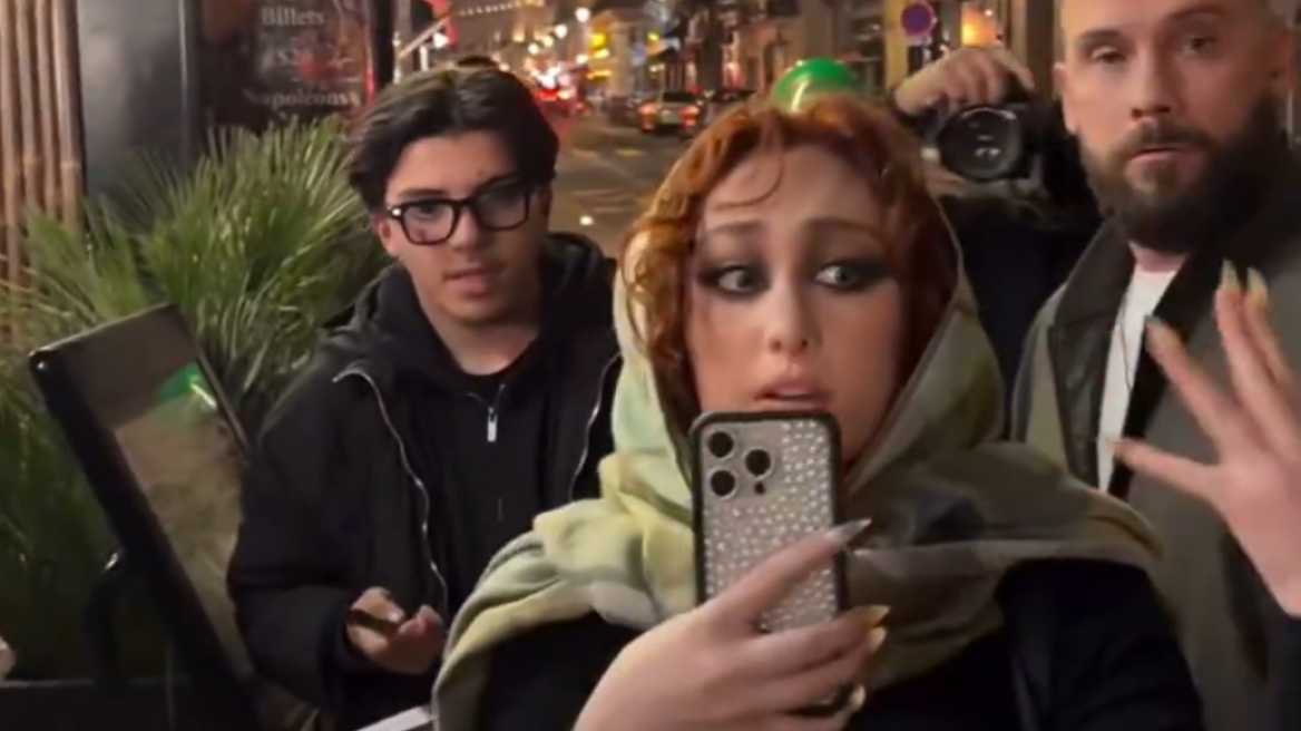 Τσάπελ Ρόουν: Ενοχλημένη από τους παπαράτσι στο Παρίσι - «Αφήστε με μόνη μου, μην με ακολουθείτε, μην με παρενοχλείτε»