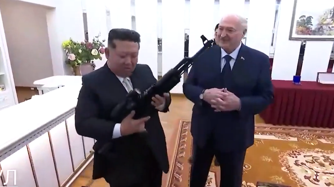Ο Λουκασένκο έκανε δώρο στον Κιμ Γιονγκ Ουν ένα αυτόματο «σε περίπτωση που εμφανιστούν οι εχθροί», δείτε βίντεο