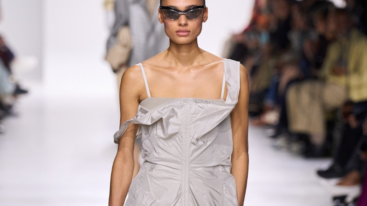 Loafer mules: Η τάση στα παπούτσια που θα βλέπουμε παντού αυτή την άνοιξη
