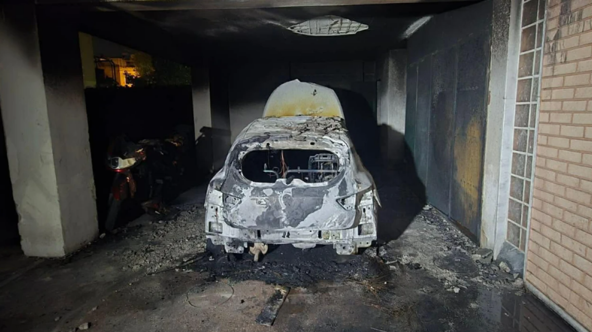 Φωτιά σε πιλοτή πολυκατοικίας στην Καλαμαριά, καταστράφηκαν ένα αυτοκίνητο και τρεις μηχανές