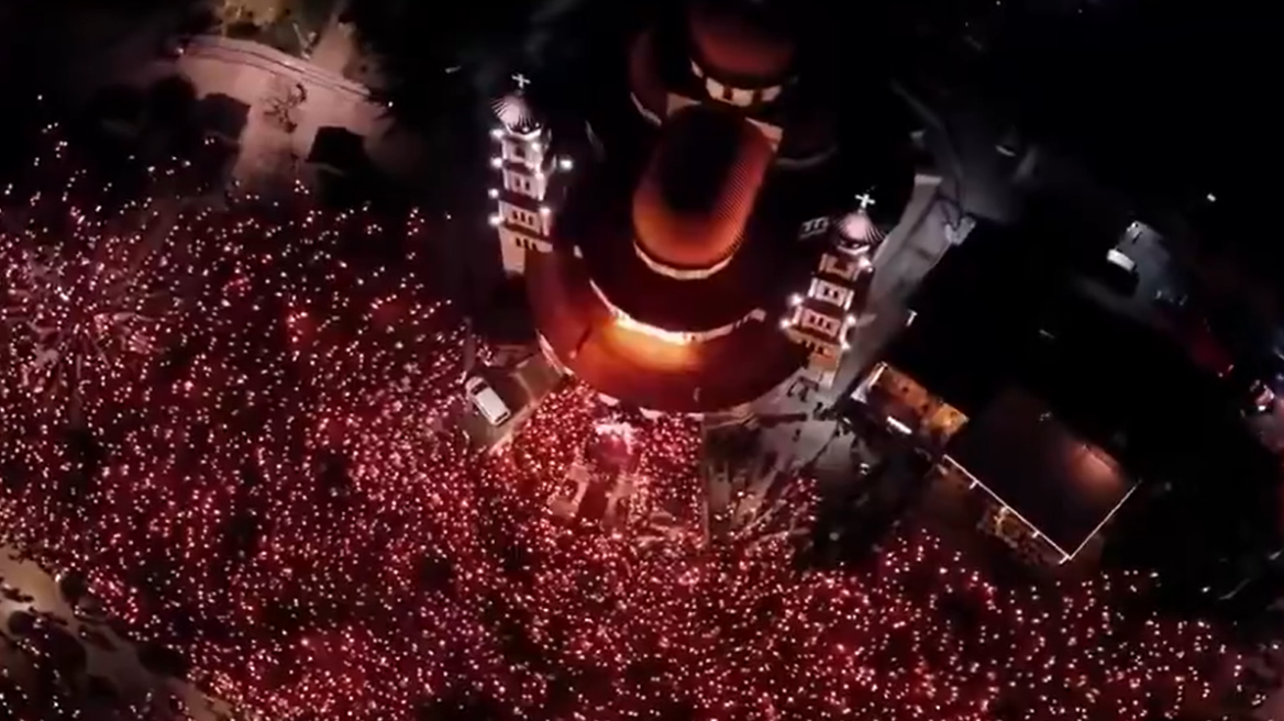 Γέμισαν από κόσμο οι δρόμοι της Κορυτσάς για την Ανάσταση, το εντυπωσιακό βίντεο από drone
