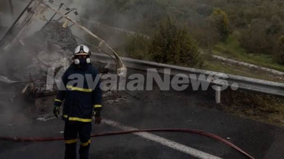 Φωτιά σε φορτηγό στην Εγνατία, καθυστερήσεις στην κυκλοφορία