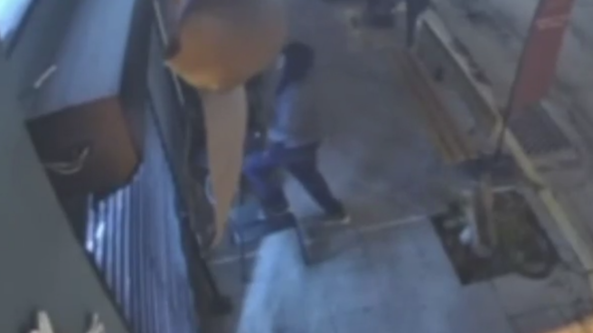 Πολίχνη: Καρέ-καρέ η αποτυχημένη διάρρηξη καφετέριας, δείτε βίντεο
