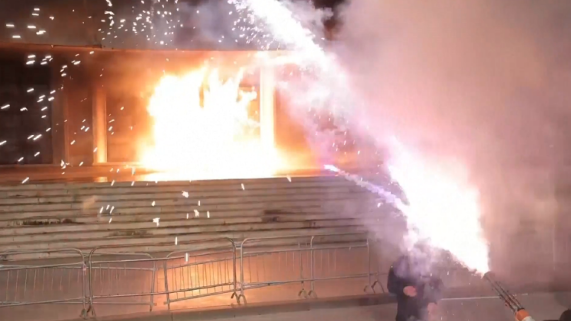 Αλβανία: Ένταση και συγκρούσεις σε αντικυβερνητική πορεία στα Τίρανα