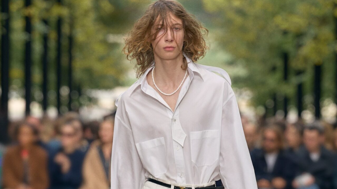 Λευκό πουκάμισο: Πώς φοριέται το 2026 σύμφωνα με τις πασαρέλες της σεζόν
