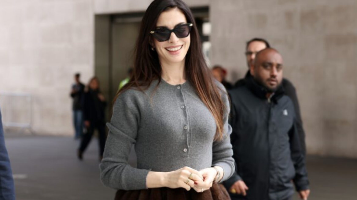 H Αν Χάθαγουεϊ επιβεβαιώνει τη μεγάλη επιστροφή της pencil φούστας
