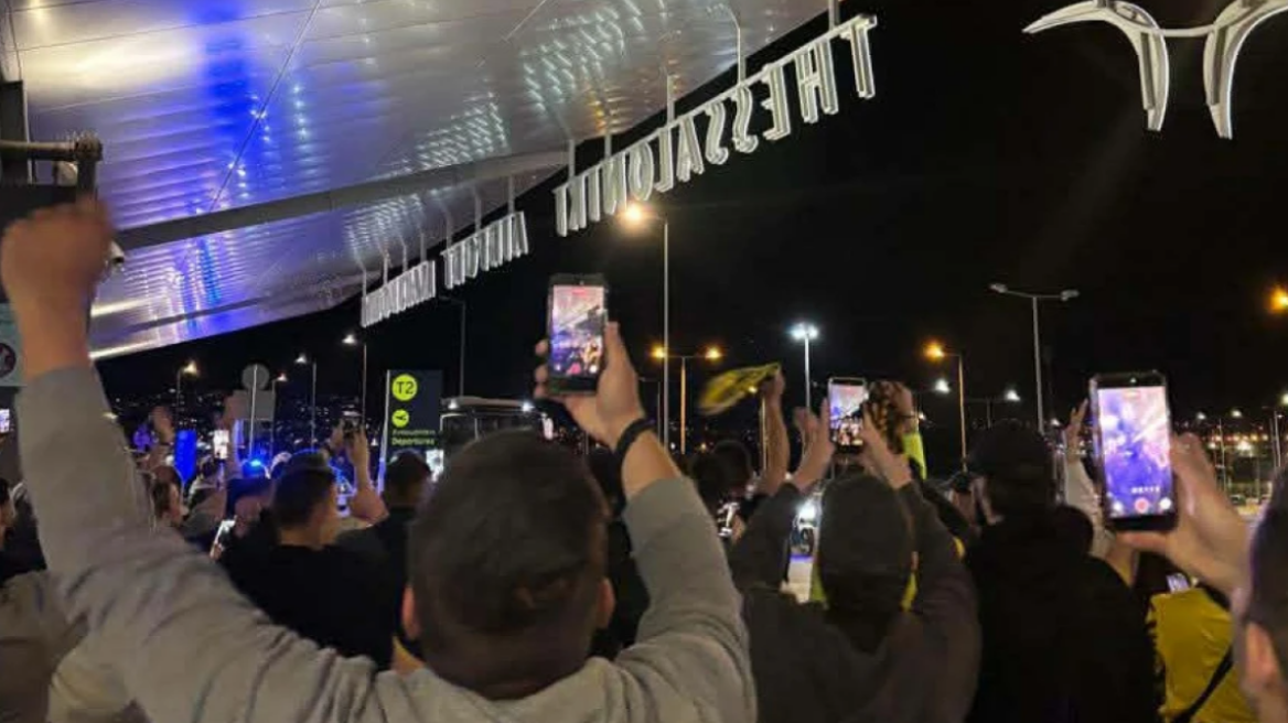 AEK: Αποθέωση στους πρωταθλητές από 100 οπαδούς στο αεροδρόμιο «Μακεδονία», βίντεο 