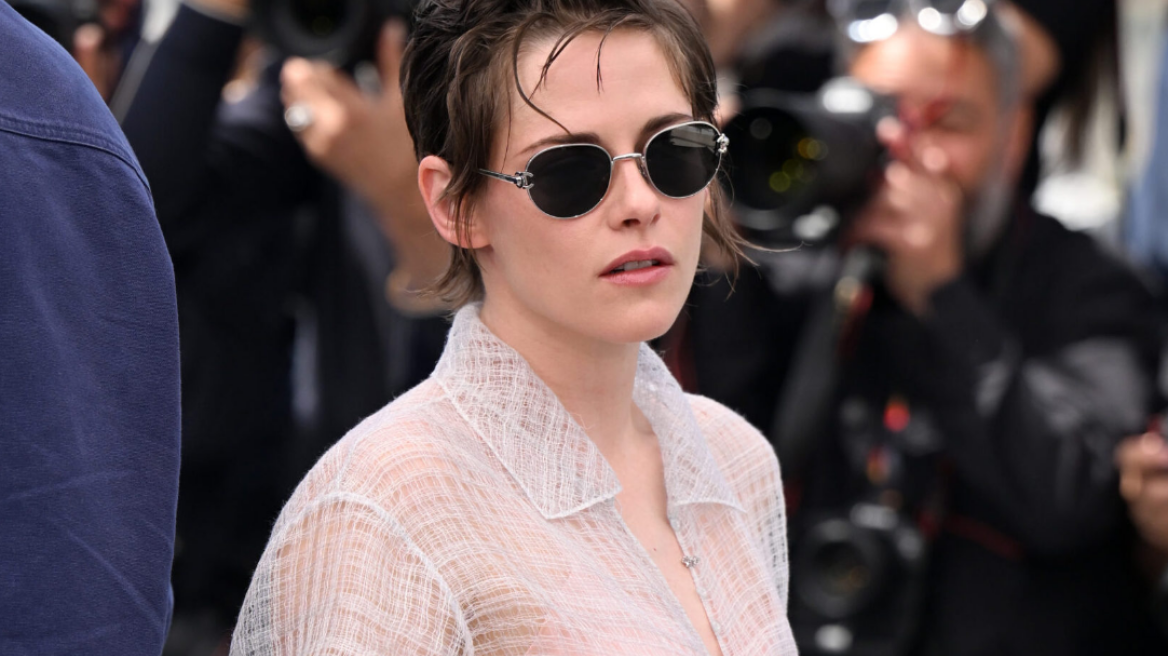 Η Kρίστεν Στιούαρτ με διάφανο σύνολο Chanel στο photocall της ταινίας «Full Phil»
