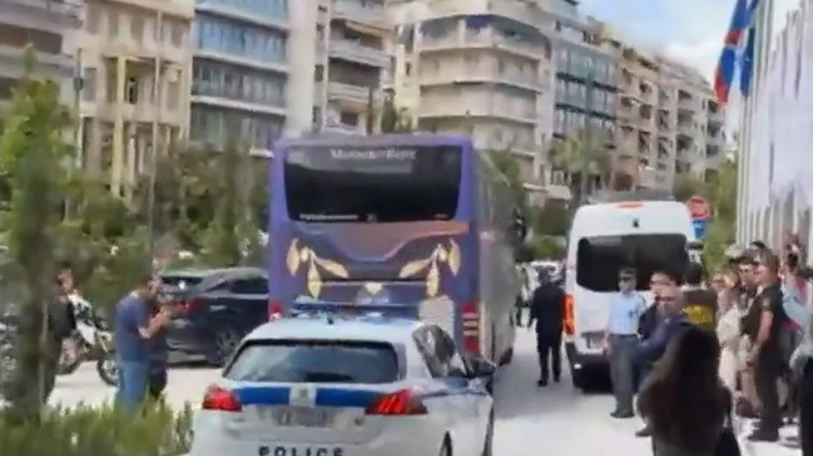 Η αναχώρηση της αποστολής του Ολυμπιακού από το ξενοδοχείο για το T-Center, βίντεο 
