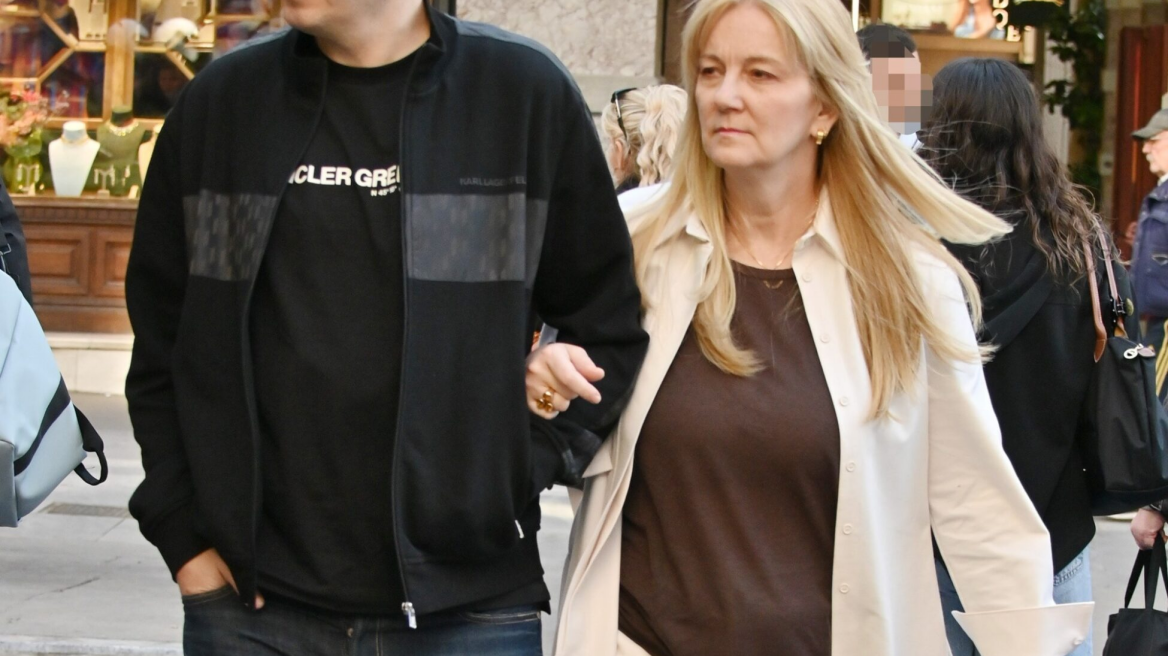 Βόλτα με off white σύνολο για τη διεθνούς φήμης γλύπτρια Έυα Καρύδη με τον σύντροφό της Αλέξανδρο Τσουβέλα

