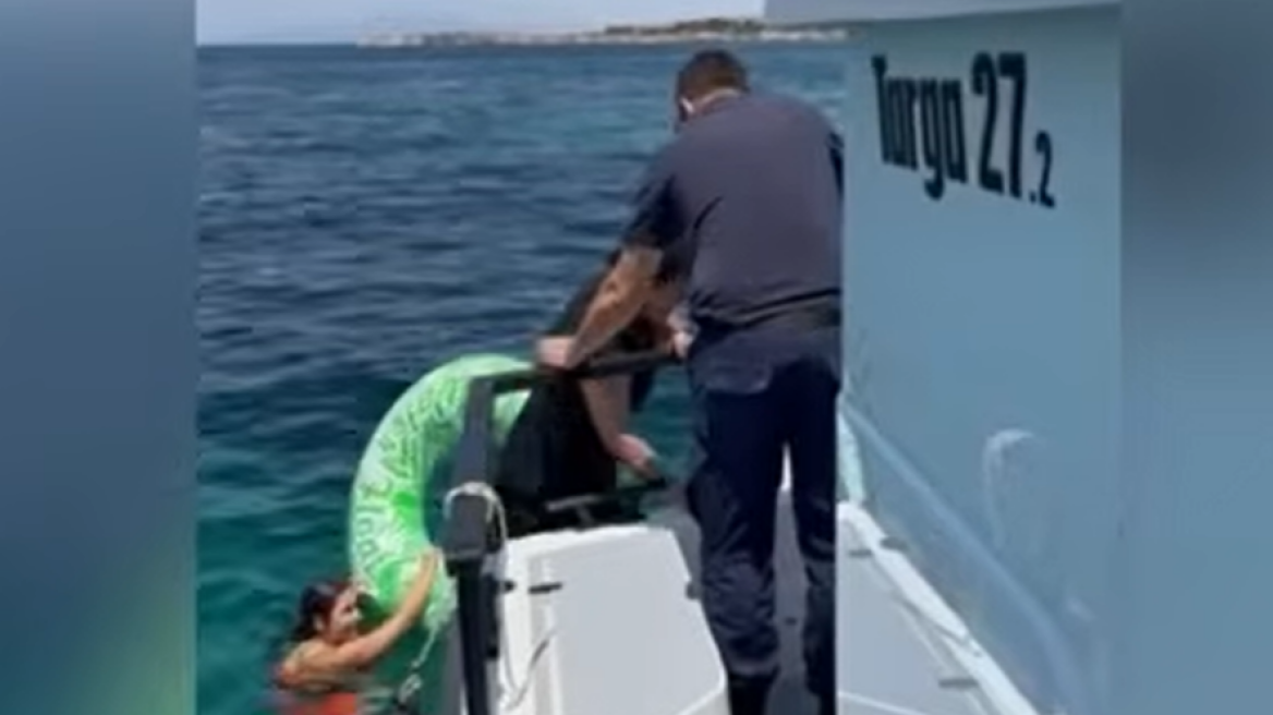 Βίντεο: Λιμενικοί έσωσαν 34χρονη που είχε παρασυρθεί με φουσκωτό στρώμα ανοιχτά από το Καβούρι, στο πλευρό της είχε κολυμπήσει ναυαγοσώστρια
