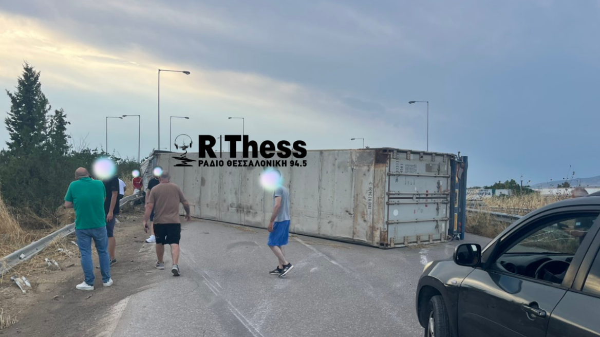 Ανετράπη νταλίκα στην Εθνική Οδό Αθηνών-Θεσσαλονίκης, απεγκλωβίστηκε ο οδηγός