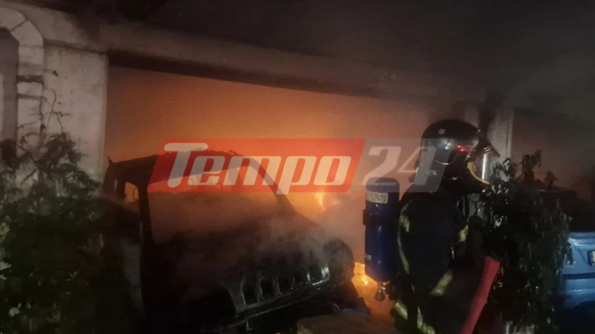 Πανικός σε πολυκατοικία στην Πάτρα από φωτιά σε μηχανή και δύο ΙΧ: Οι φλόγες έφτασαν μέχρι τον πρώτο όροφο, απεγκλωβίστηκαν 3 ένοικοι