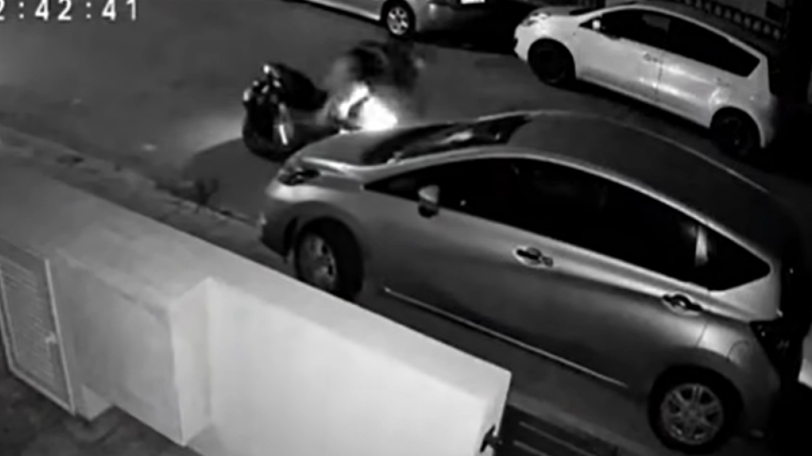 Μηχανή έπεσε σε σταθμευμένο ΙΧ στη Λάρισα και ο αναβάτης της εγκατέλειψε το σημείο, δείτε βίντεο
