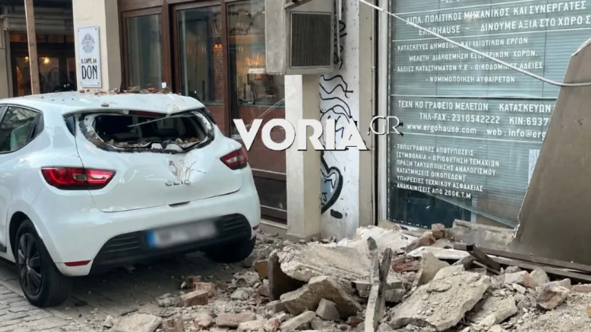 «Ακούστηκε δυνατό μπαμ σαν σεισμός»: Κατέρρευσε τμήμα μπαλκονιού από κτίριο στο κέντρο της Θεσσαλονίκης, δείτε βίντεο και φωτογραφίες