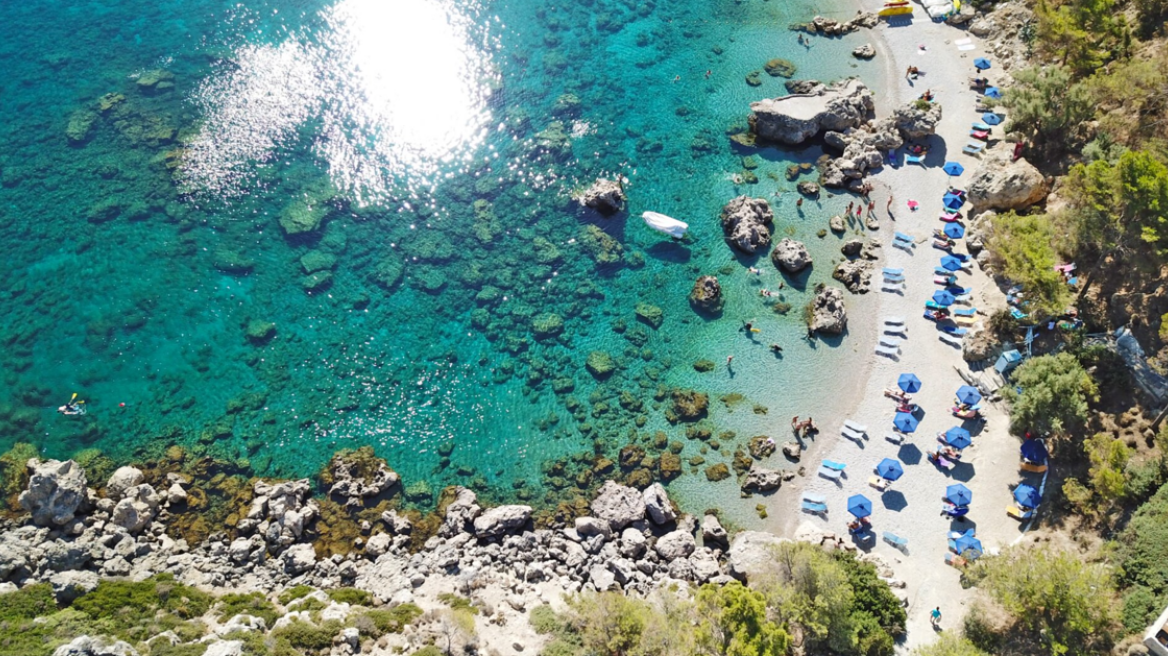 Επιχείρηση στη Ρόδο «κατέλαβε» την παραλία Άντονι Κουίν με ομπρελοκαθίσματα χωρίς να πληρώνει μίσθωμα
