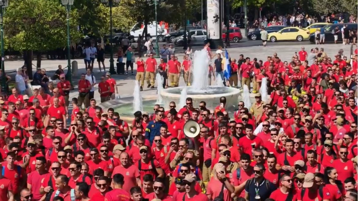 «Ήρθε η ώρα να βγάλουμε τα μπεζ, οι καταστροφές δεν είναι εποχικές»: Στους δρόμους οι εποχικοί πυροσβέστες, δείτε βίντεο