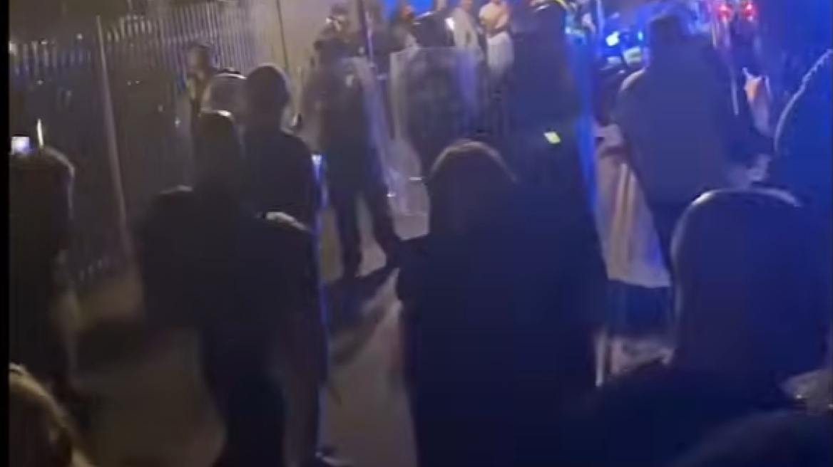 Νέα ένταση στη Βρετανία για το μεταναστευτικό: Μετά το Ντόβερ, διαδηλωτές έστησαν μπλόκο και στο Πόρτσμουθ