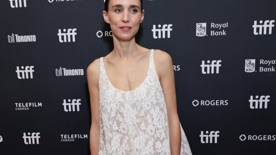 Ρούνι Μάρα: Η αιθέρια εμφάνιση με μίνι Givenchy φόρεμα