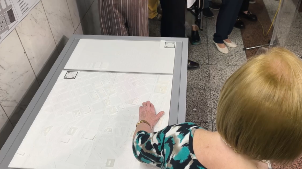 Νέος χάρτης με γραφή Braille στο Μετρό Συντάγματος για άτομα με οπτική αναπηρία, πώς λειτουργεί