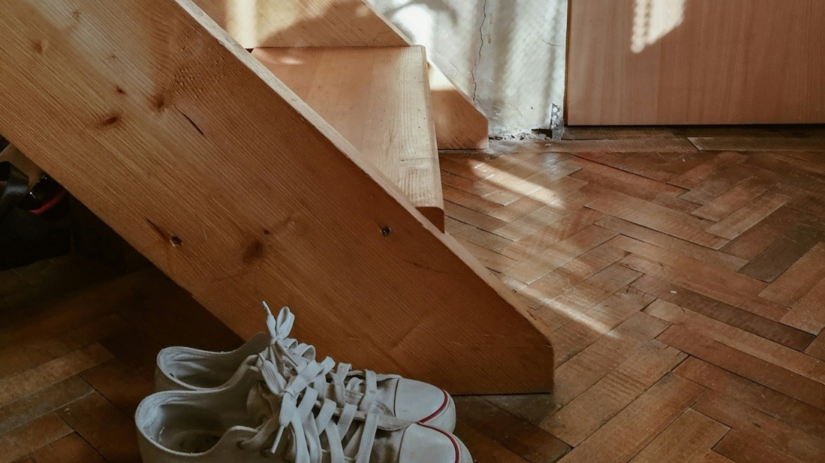 Τελικά να βγάζουμε τα παπούτσια μας προτού μπούμε στο σπίτι; Τι απαντά μια μικροβιολόγος
