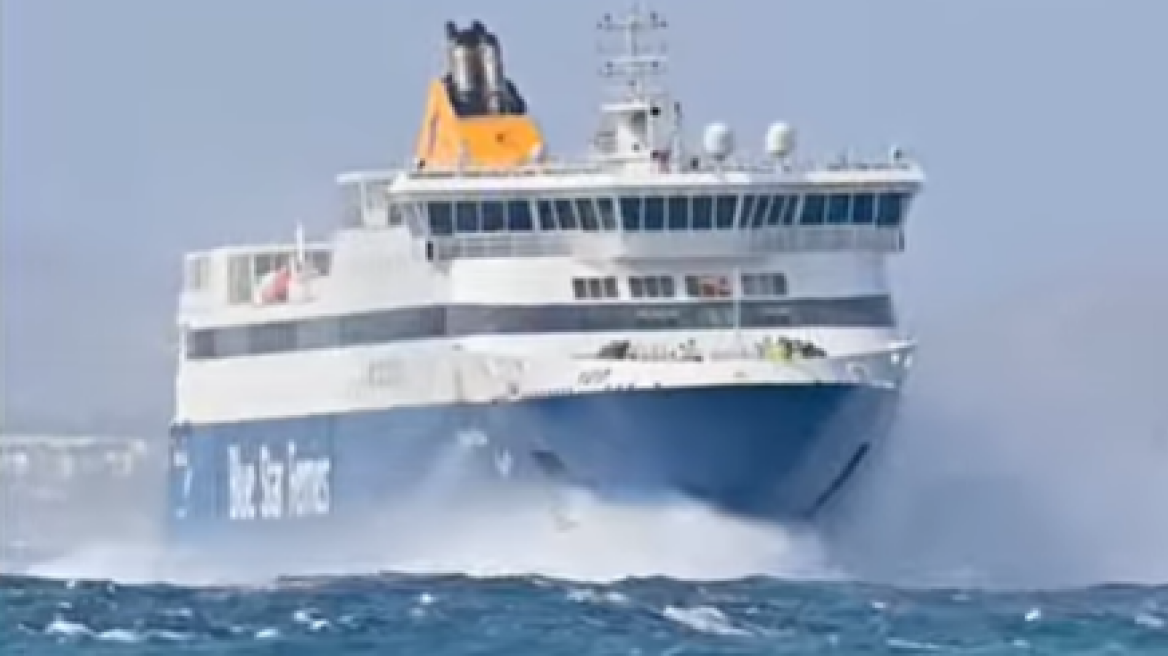 Βίντεο: Η «μάχη» του Blue Star να δέσει στη Νάξο εν μέσω ισχυρών ανέμων