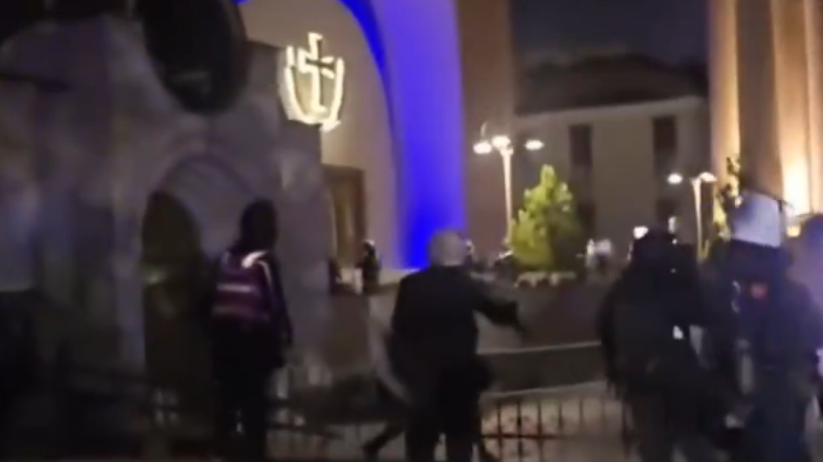 «Πεδίο μάχης» μεταξύ διαδηλωτών και αστυνομικών το προαύλιο Καθεδρικού Ναού στα Τίρανα, παρέμβαση της Ορθόδοξης Εκκλησίας