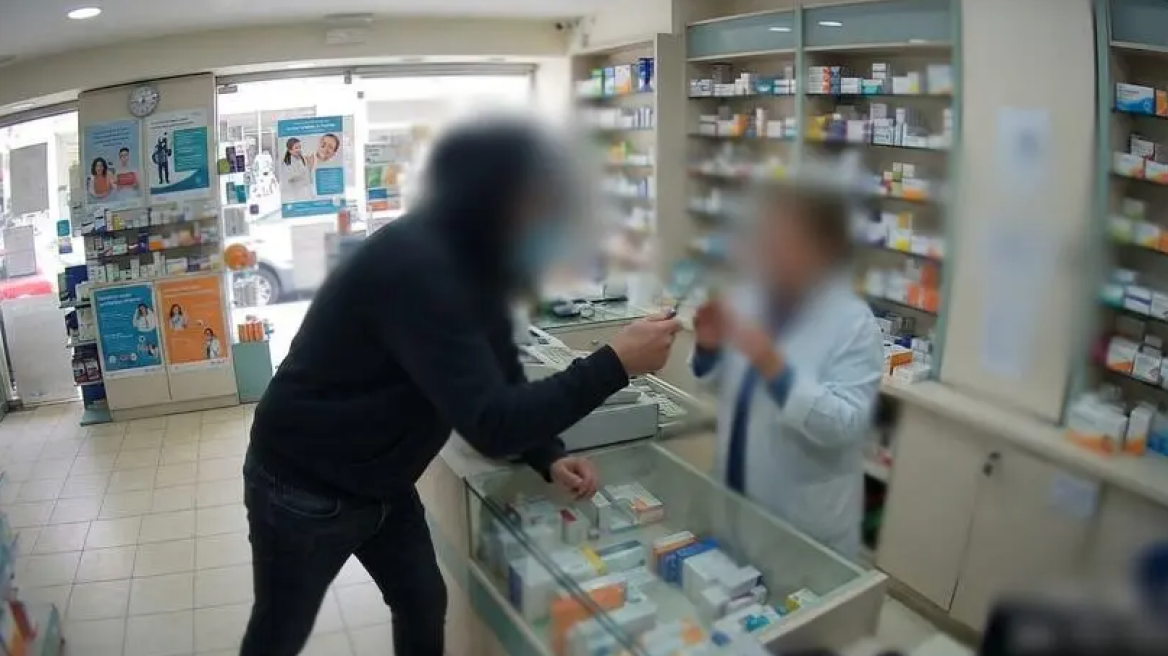 21χρονος με κατσαβίδι λήστεψε φαρμακείο στην Κρήτη, πήρε €300 και πήγε για... καφέ: Ζήτησε συγγνώμη όταν τον συνέλαβαν