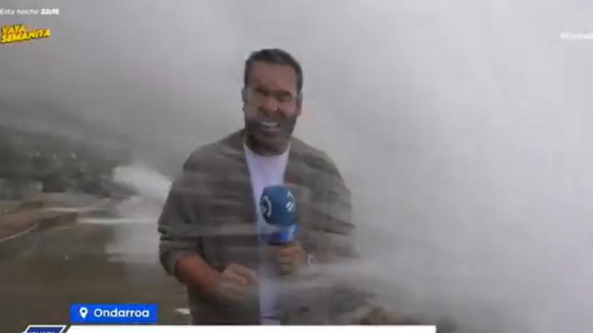 Κύμα σκέπασε δημοσιογράφο και κάμεραμαν σε ζωντανή σύνδεση στην Ισπανία, άφωνος έμεινε ο παρουσιαστής, δείτε βίντεο