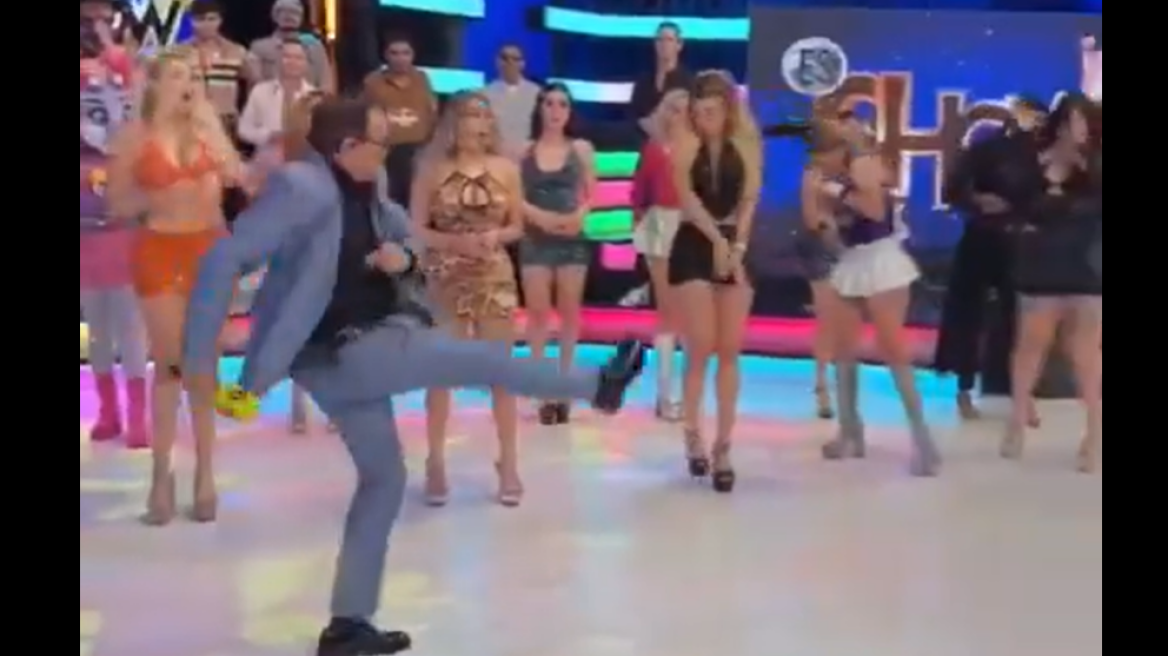 Απίστευτο περιστατικό σε live εκπομπή στο Μεξικό: Παρουσιαστής κλώτσησε drone και το έστειλε στο πρόσωπο μοντέλου, δείτε βίντεο