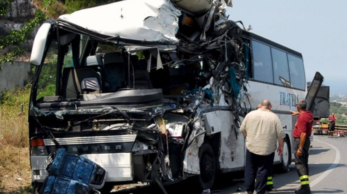 Γουατεμάλα: 14 νεκροί από πτώση λεωφορείου σε χαράδρα 