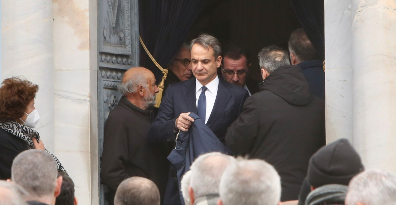 Το τελευταίο «αντίο» αυτή την ώρα στον πατριάρχη της Βιοχάλκο Νίκο Στασινόπουλο, παρών και ο Κυριάκος Μητσοτάκης