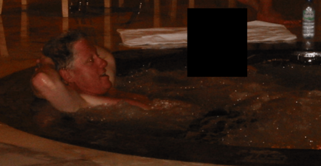 Η πρώτη αντίδραση του Μπιλ Κλίντον μετά τη δημοσιοποίηση της φωτογραφίας στην πισίνα με τη Μάξγουελ