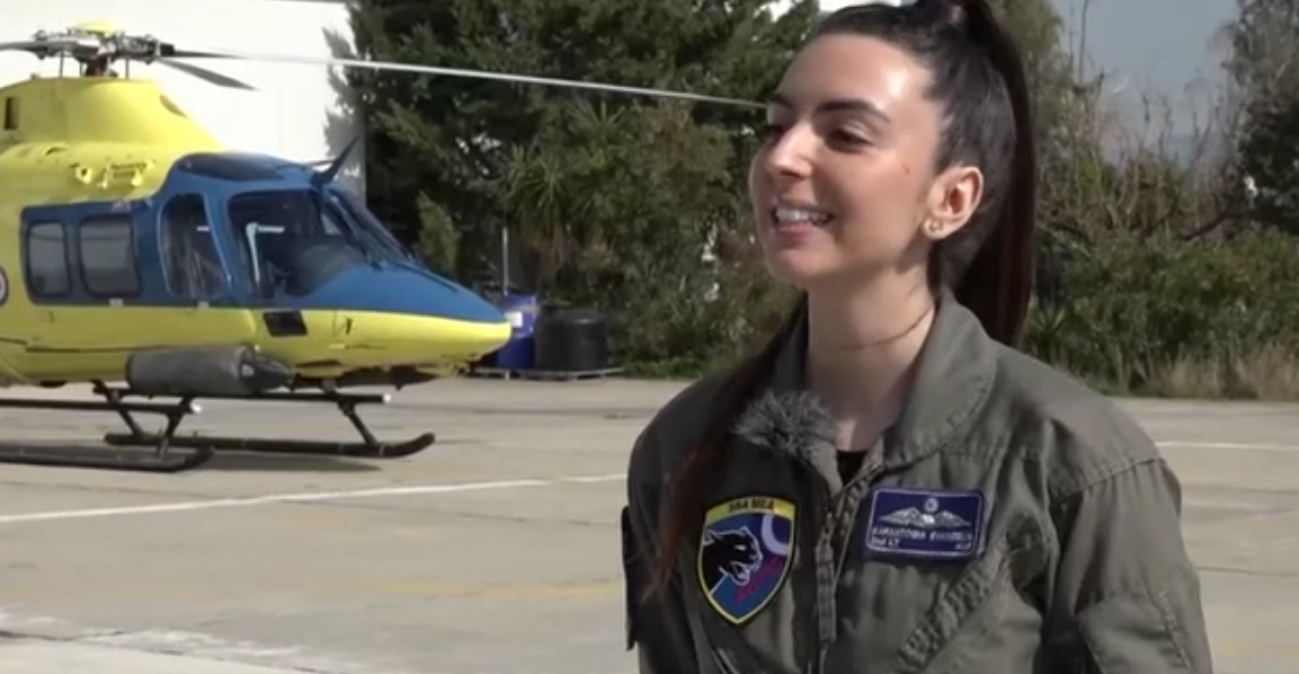 «Δεν είναι ανδρικό επάγγελμα, ο ουρανός δεν ανήκει σε κανένα φύλο»: Η 27χρονη ανθυποσμηναγός της Πολεμικής Αεροπορίας που κάνει αεροδιακομιδές