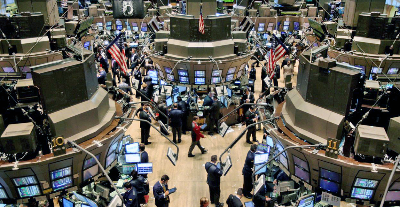 Wall Street: Στο κόκκινο οι δείκτες, ξεπούλημα στις μετοχές AI και ανησυχία για τη Fed μετά τον πληθωρισμό