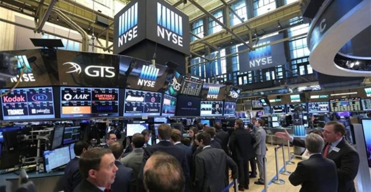 Φρένο στη Wall Street μετά τα ιστορικά υψηλά – Βαρόμετρο οι αποδόσεις ομολόγων
