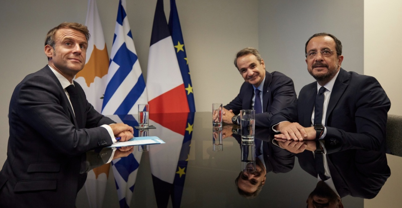 Ευρωπαϊκή «ασπίδα» γύρω από την Κύπρο: Τριμερής Μητσοτάκη, Μακρόν και Χριστοδουλίδη αύριο για την ασφάλεια εν μέσω του πολέμου στη Μέση Ανατολή