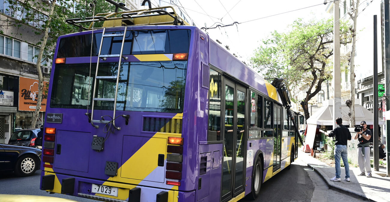 Ξεκίνησε το ξήλωμα των τρόλεϊ, αφαιρούν τα καλώδια στον Πειραιά, δείτε βίντεο