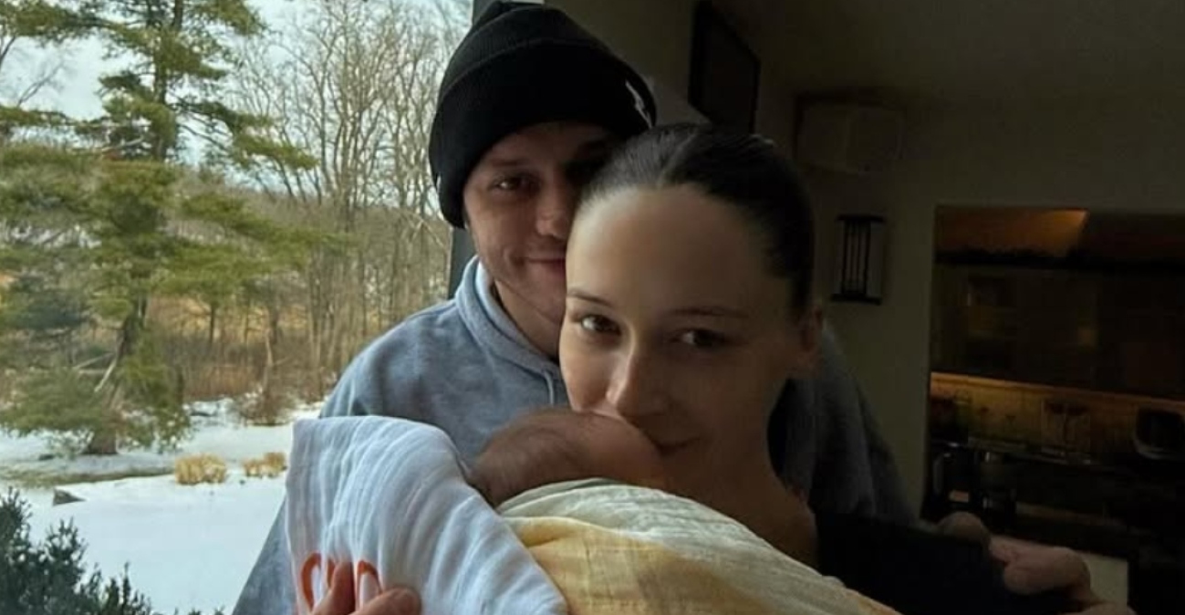 Ο Πιτ Ντέιβιντσον και η Έλσι Χιούιτ υποδέχτηκαν το πρώτο τους παιδί