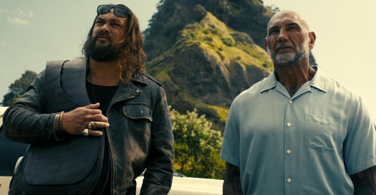 O Μομόα και o Μπατίστα ενώνουν τις δυνάμεις τους σε μια περιπέτεια με φόντο τη Χαβάη, δείτε το τρέιλερ του The Wrecking Crew
