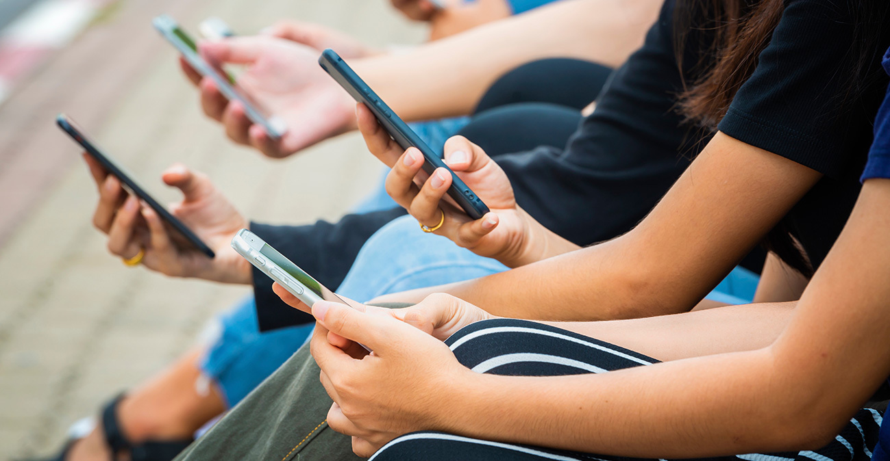 Όταν το scroll γίνεται εξάρτηση: Ο εθισμός στο διαδίκτυο «χτυπά» πλέον και παιδιά δημοτικού