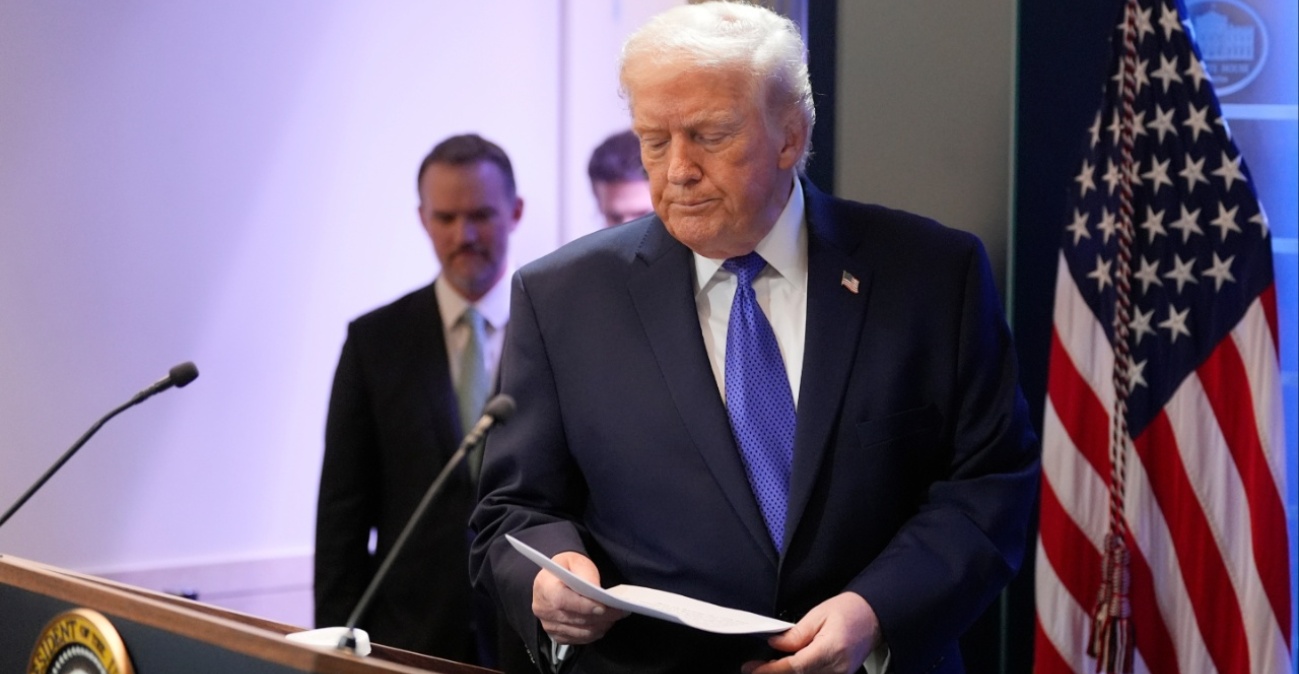 Μετωπική Τραμπ με το Ανώτατο Δικαστήριο: Παγκόσμιος δασμός 10%, η επόμενη ημέρα της απόφασης και η «ντρίμπλα» του Αμερικανού προέδρου