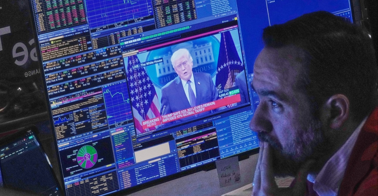 Δασμοί Τραμπ: Νέο κύμα αβεβαιότητας σε Ευρώπη και αγορές μετά το 15%, αυξάνεται η πίεση ενόψει εκλογών στις ΗΠΑ 
