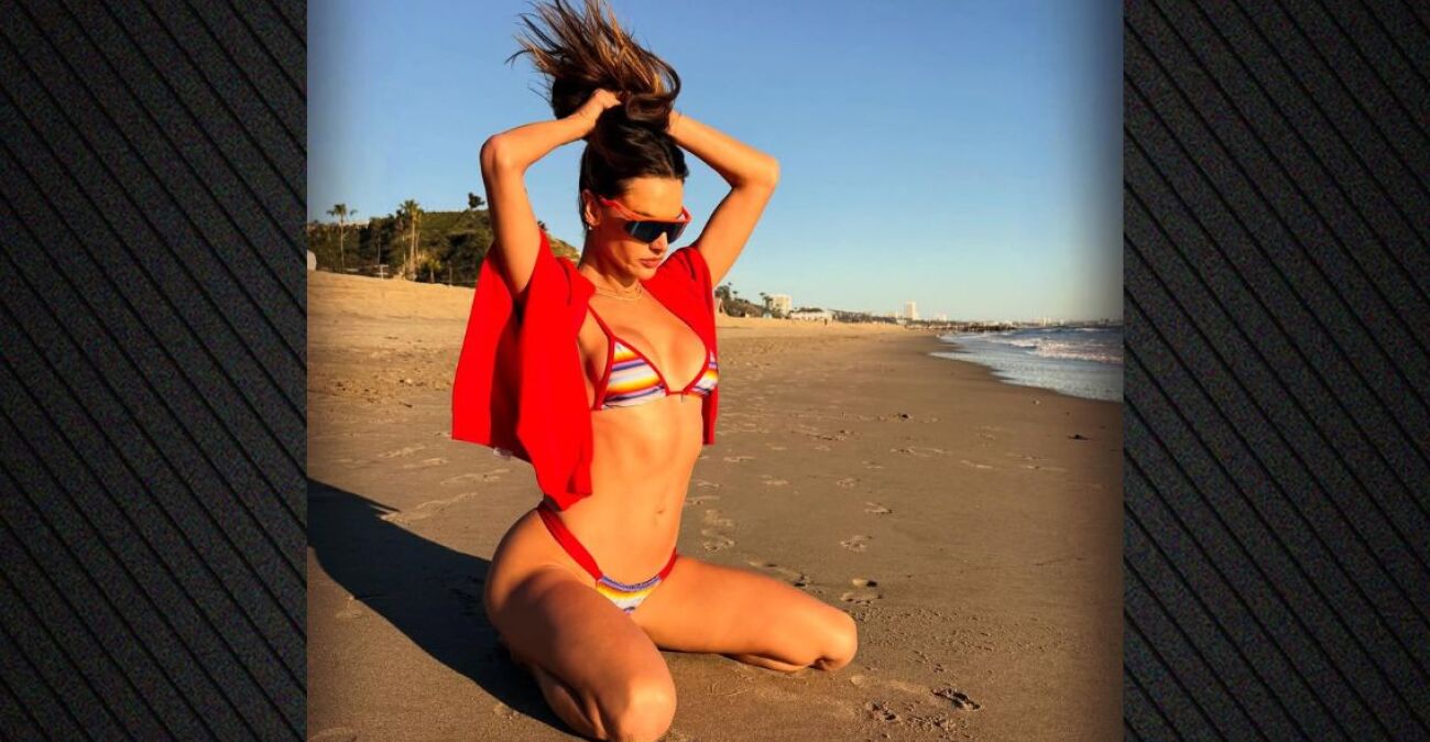 Αλεσάντρα Αμπρόσιο: Οι σέξι φωτογραφίες με πολύχρωμο μπικίνι σε παραλία του Μαλιμπού
