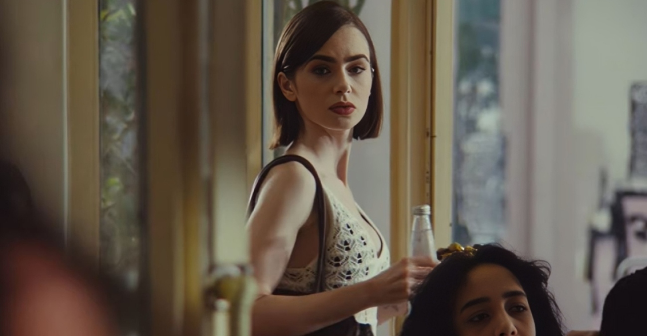 Λίλι Κόλινς: Οι βόλτες της στα Πετράλωνα, αυτό είναι το βίντεο από τα γυρίσματα στην Αθήνα για διαφημιστική καμπάνια
